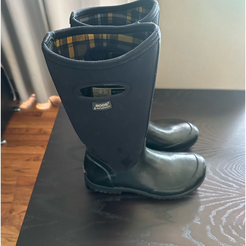 Bogs women’s neoprene rain boots. Black, size 9.